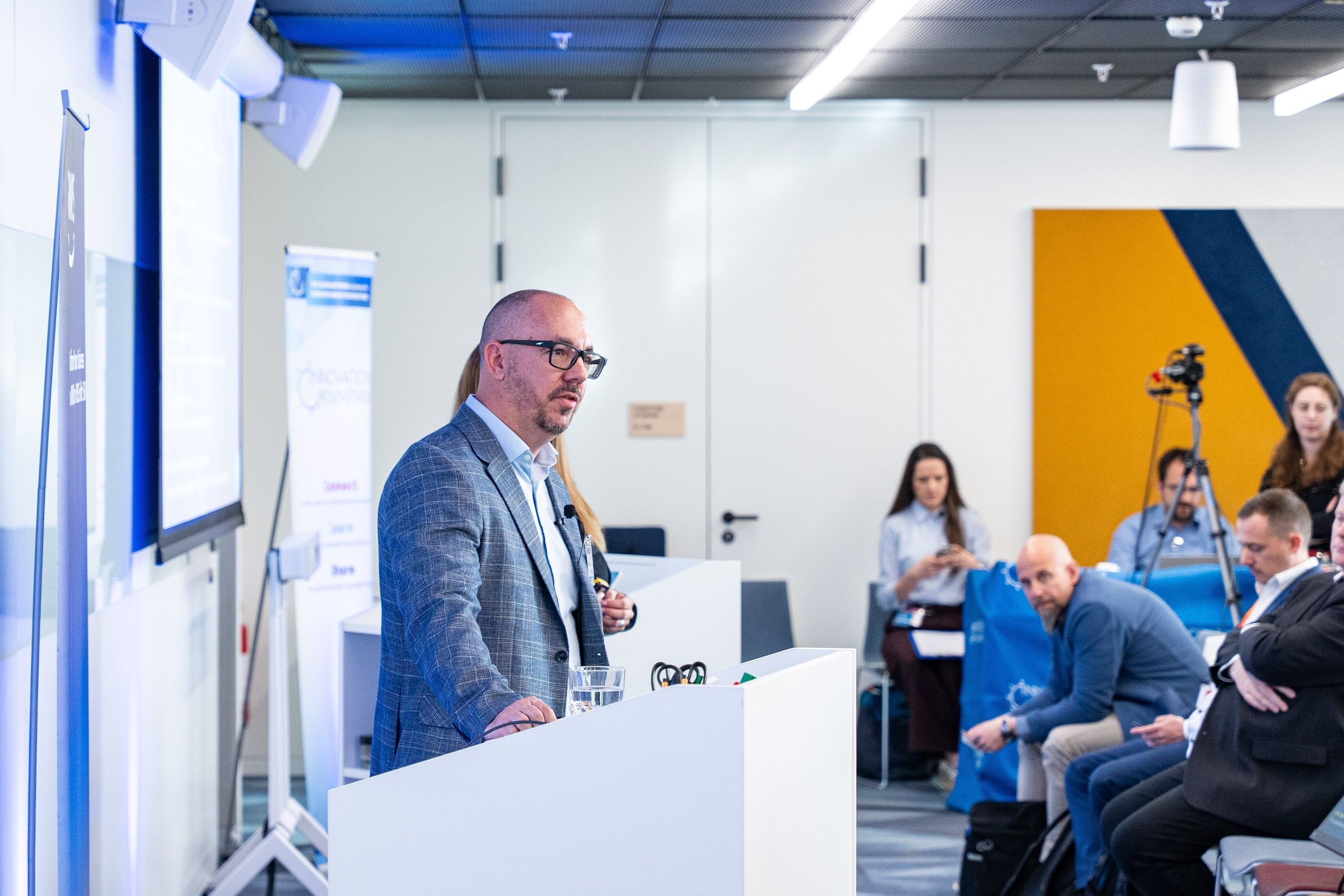 Miklos Kovacs presenting practical AI and business transformation ideas